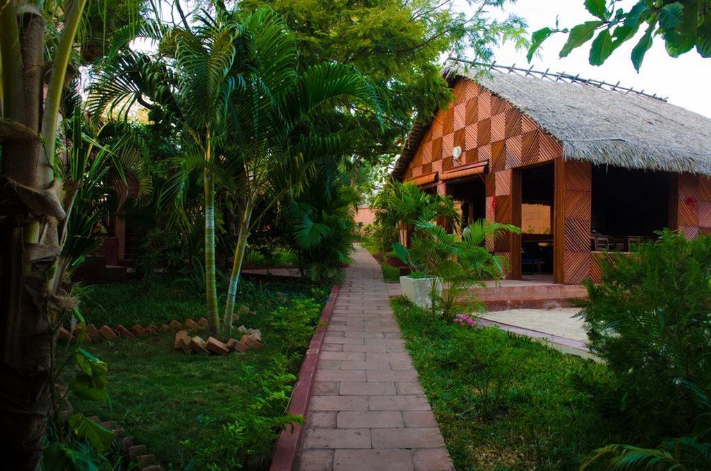 Edena Kely Hotel Mahajanga Exterior photo